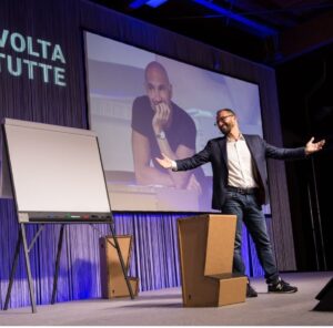 Dal Trono alla Sedia: Lo Status nella Comunicazione Visiva Professionale 1 La lavagna KING Flipchart sul palco a fianco dell'Esperto