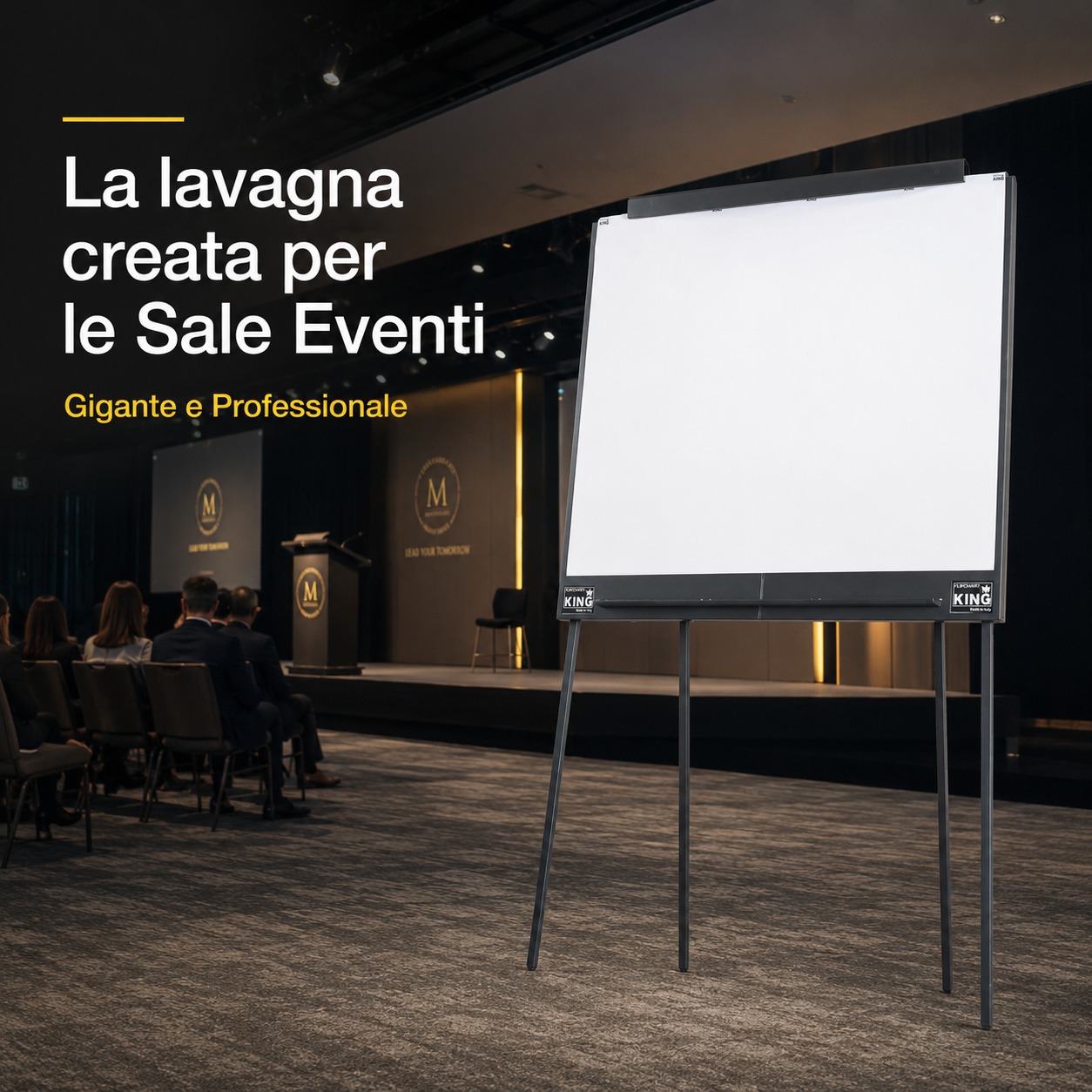 Il Meeting nel Centro Direzionale: Allestimento Sala Conferenze d'Élite 2 Lavagna a fogli mobili professionale KING posizionata all'interno di una sala eventi con pubblico. Testo nell'immagine: La lavagna creata per le Sale Eventi. Gigante e Professionale